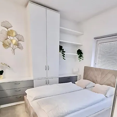 Central Lux With Free Parking Apartment